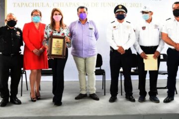 Bomberos entregan reconocimiento a alcaldesa de Tapachula Rosa Irene Urbina Castañeda