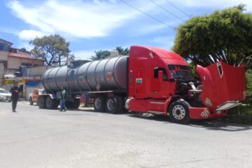 Aseguran tractocamión cargado con diesel ilegal