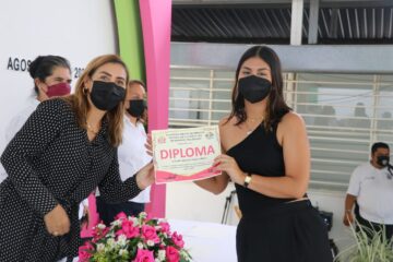 DIF Villaflores entrega reconocimiento a 62 mujeres emprendedoras