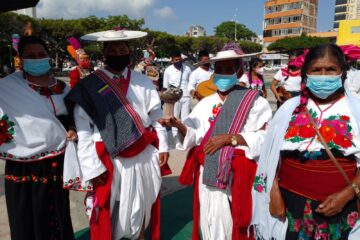 Integrantes de pueblos festejan su día en el parque central de la capital