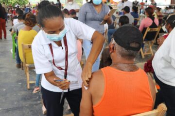 Aplican vacunas en el ejido Domingo Chanona de Villaflores