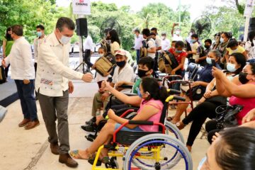Gobernador entrega ayuda a discapacitados y paquetes escolares