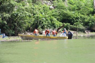 Extraen siete mil 717 metros cúbicos de basura en el Cañón del Sumidero