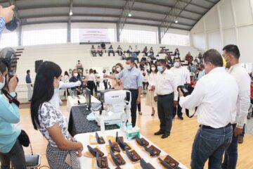 REC entrega, lentes y útiles escolares a habitantes de Región Valles Zoque