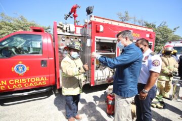 Entrega gobernador equipamiento donado por Asociación Internacional de Fuego y Rescate