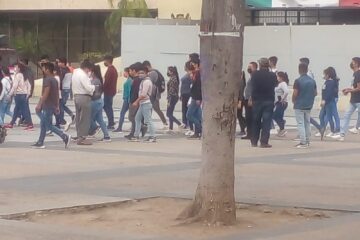 Normalistas protestan frente a palacio de gobierno