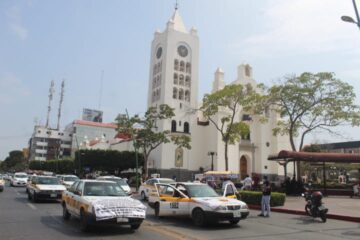 Taxistas protestan frente a palacio de gobierno