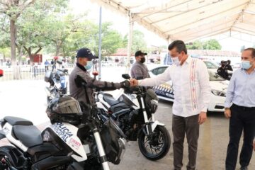 Rutilio Escandón encabeza entrega de patrullas, equipamiento y uniformes a Policía de Chiapa de Corzo