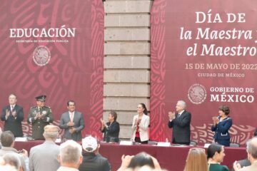 El diputado Gutiérrez Luna asistió a la ceremonia con motivo del Día de la Maestra y el Maestro