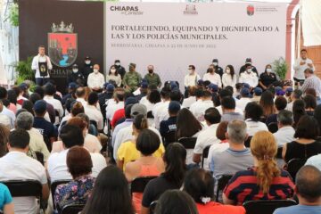Entrega Rutilio Escandón patrullas, uniformes y equipos a policías de Berriozábal