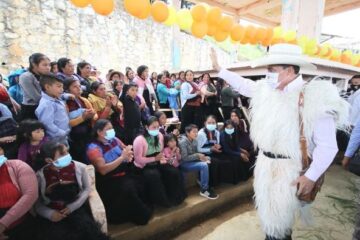 En Chamula, Rutilio Escandón inaugura red de distribución eléctrica en la localidad Majomut