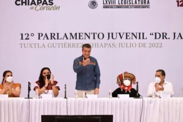 Rutilio Escandón reconoce a integrantes del 12° Parlamento Juvenil Dr. Jacinto Arias Pérez