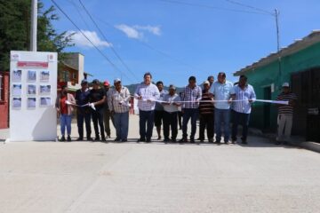 Alcalde Mariano Rosales y autoridades ejidales inauguran calles en Pancho Villa