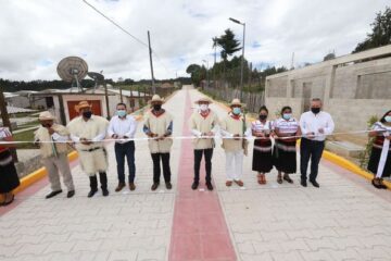 Inaugura Rutilio Escandón calles y alumbrado público en la localidad de Siberia, en Chanal