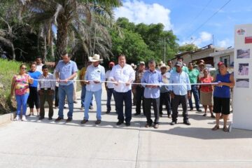 En el ejido Agrónomos Mexicanos alcalde Mariano Rosales Zuarth inaugura calles pavimentadas