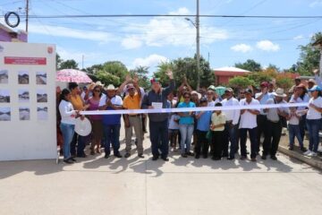 Alcalde Mariano Rosales y habitantes de Melchor Ocampo inauguran obras de pavimentación