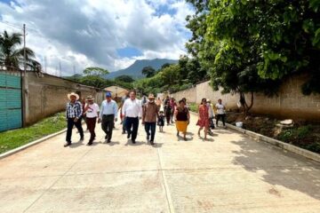 Mariano Rosales en compañía de habitantes y autoridades ejidales inaugura calles en Tenochtitlan
