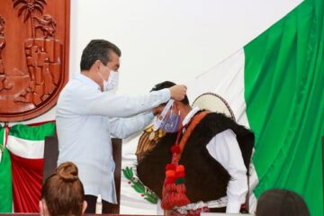 REC impone medalla Rosario Castellanos al artista Antonio Ramírez Intzin