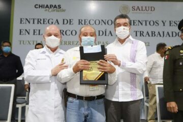 Entrega Rutilio Escandón reconocimientos en el marco del Día del Trabajador de Vectores