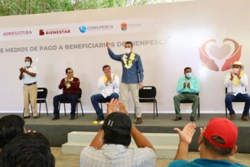 Rutilio Escandón y titular de Conapesca entregan tarjetas del Banco Bienestar a pescadores de la Región Costa
