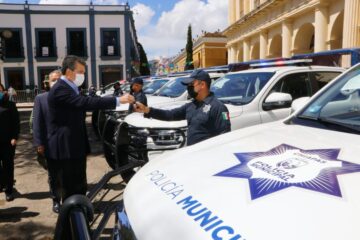 En SCLC, Rutilio Escandón entrega apoyos a la Policía Municipal y a Vecinos Vigilantes