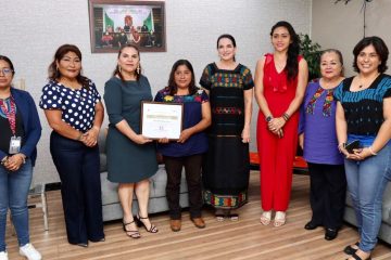Trejo Huerta entrega reconocimiento a destacada ingeniera María Esther Velasco García
