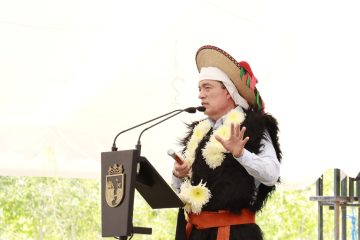 Rutilio Escandón y Luciano Concheiro atestiguan convenio para abrir la Unach en Nuevo San Juan Chamula