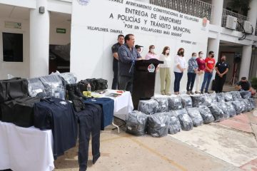 Alcalde Mariano Rosales entrega uniformes a policías municipales