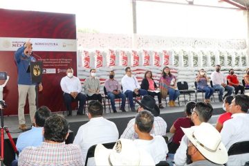 Rutilio Escandón entrega fertilizantes a más de 2 mil 400 productores de Jiquipilas