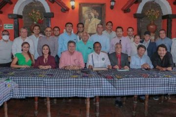 Locutores nombran a alcalde Carlos Morales, socio honorífico de la agrupación