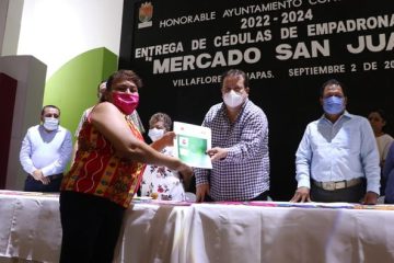 Mariano Rosales Zuarth entregó Cédulas de Empadronamiento a locatarios del mercado San Juan de Villaflores