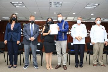 Asiste Rutilio Escandón a entrega de títulos a estudiantes egresados del IAP Chiapas