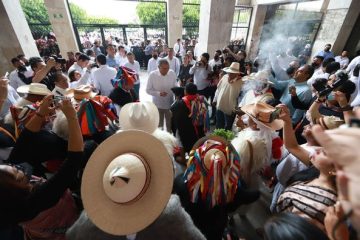 Rutilio Escandón acompaña a Adán Augusto López en el conversatorio con el Congreso de Chiapas