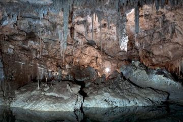 Ecocidio por contaminación y destrucción de yacimientos calcáreos milenarios en la península de Yucatán