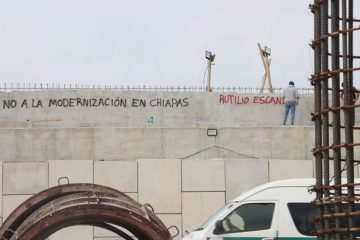 Normalistas de La Mactu lanzan Bombas contra trabajadores de la Obra del Doble Paso a Desnivel