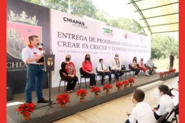 En Villa Corzo, Rutilio Escandón entrega insumos y constancias del Programa “Creer es crecer, juntos de la mano”