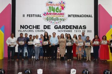 Mariano Rosales entrega reconocimientos a personalidades de Villaflores