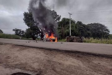 Se incendian dos automóviles al chocar de frente en Villaflores