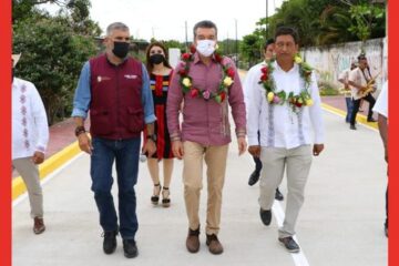 En Pijijiapan, Rutilio Escandón inaugura pavimentación de calles en la localidad Las Brisas