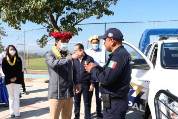 En Jiquipilas, Rutilio Escandón entrega uniformes a policías e inaugura rehabilitación de escuela primaria