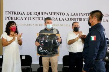 En Arriaga, Rutilio Escandón entrega patrulla, motopatrulla y equipamiento a la Policía Municipal