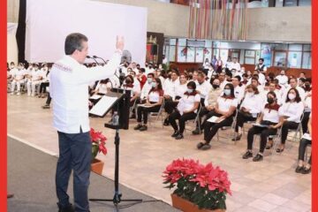 Entrega Rutilio Escandón reconocimiento a estudiantes destacados y títulos a egresados del CECyTE Chiapas
