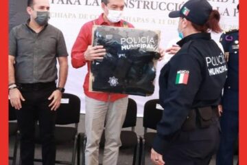 Rutilio Escandón entrega equipamiento, patrullas y uniformes a más policías de Chiapas