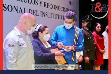 Encabeza Rutilio Escandón entrega de medallas y estímulos por antigüedad al personal del sector salud