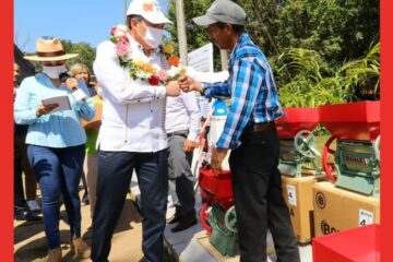 Rutilio Escandón entrega apoyos al sector cafetalero de las regiones Soconusco y Sierra
