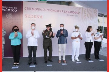 Encabeza Rutilio Escandón Ceremonia de Honores a la Bandera en Plaza Central de Tuxtla Gutiérrez