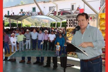 Mariano Rosales realiza entrega de aves de postura en ejido Los Ángeles