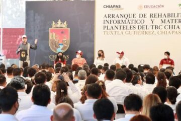 Beneficia Rutilio Escandón con equipo informático y material bibliográfico a 232 planteles de TBC