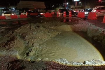 Retroexcavadora rompe tubería y causa fuga de agua potable en la Torre Chiapas