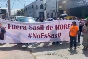 Militates de Morena protestan en Chiapas por la llegada de Sasil León Villard
